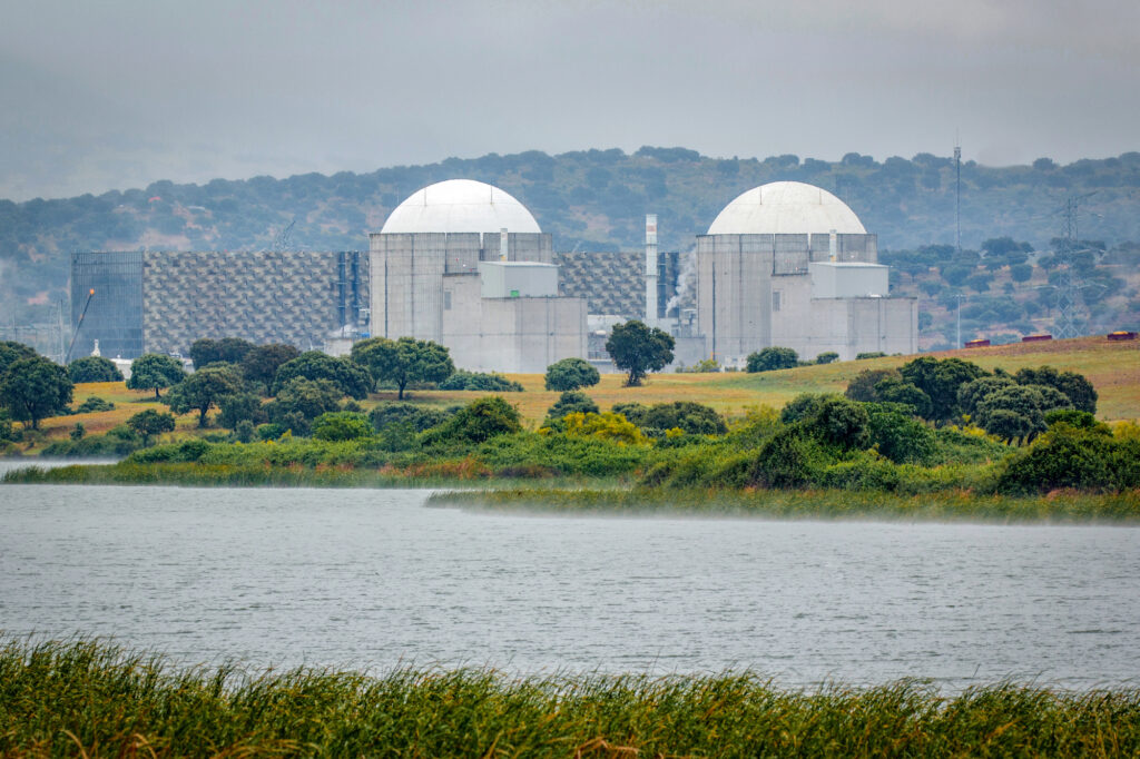 Energía Nuclear - Petróleo y Energía "Almaraz, nuclear power plant in the center of Spain, surrounded by a green field" Depositphotos
