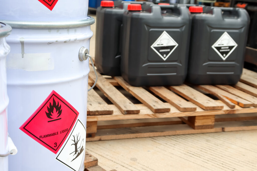 Depositphotos - Petróleo y Energía Depositphotos Flammable liquid symbol on the chemical tank