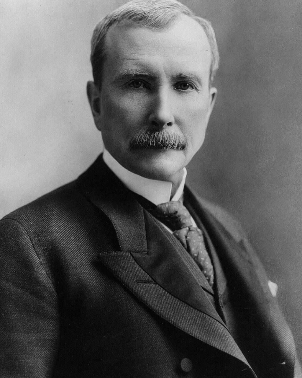 1024px-Portrait_of_49-year-old_John_D_Rockefeller - Petróleo y Energía
