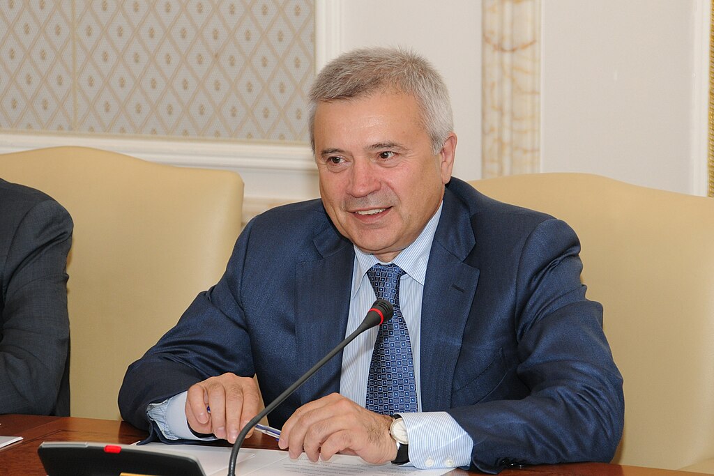 1024px-Vagit_Alekperov_and_Rustam_Minnikhanov_2010-06-07_14 - Petróleo y Energía
