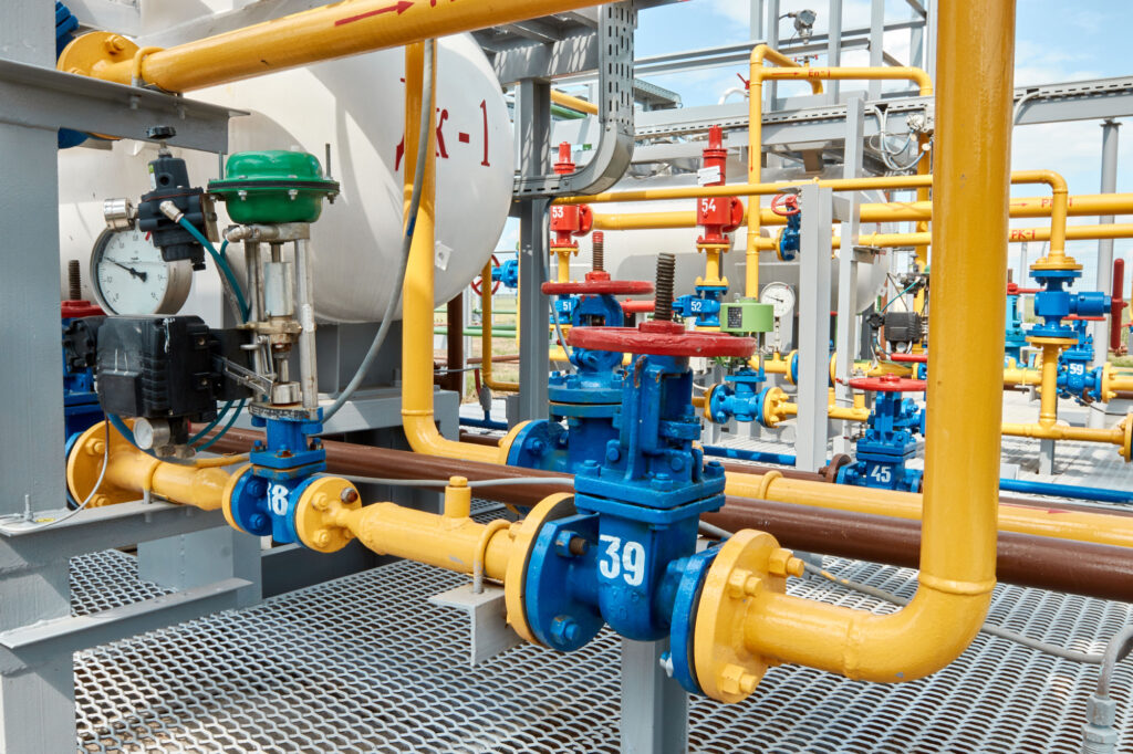 Depositphotos - Petróleo y Energía Gas industry Pipeline and tank system Tanks for storing liquefied gas and gas condensate at a gas production and processing plant Depositphotos