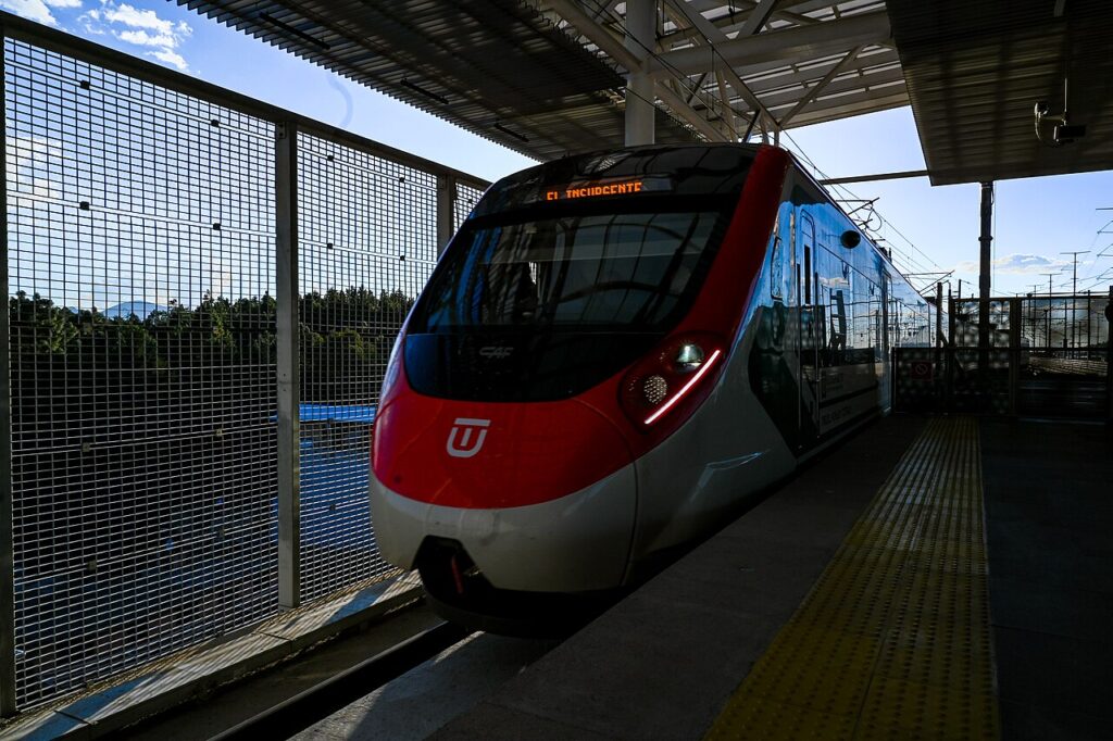 ProtoplasmaKid / Commons / CC-BY-SA 4.0Tren_México-Toluca_El_Insurgente_-_21 - Petróleo y Energía ProtoplasmaKid / Commons / CC-BY-SA 4.0
