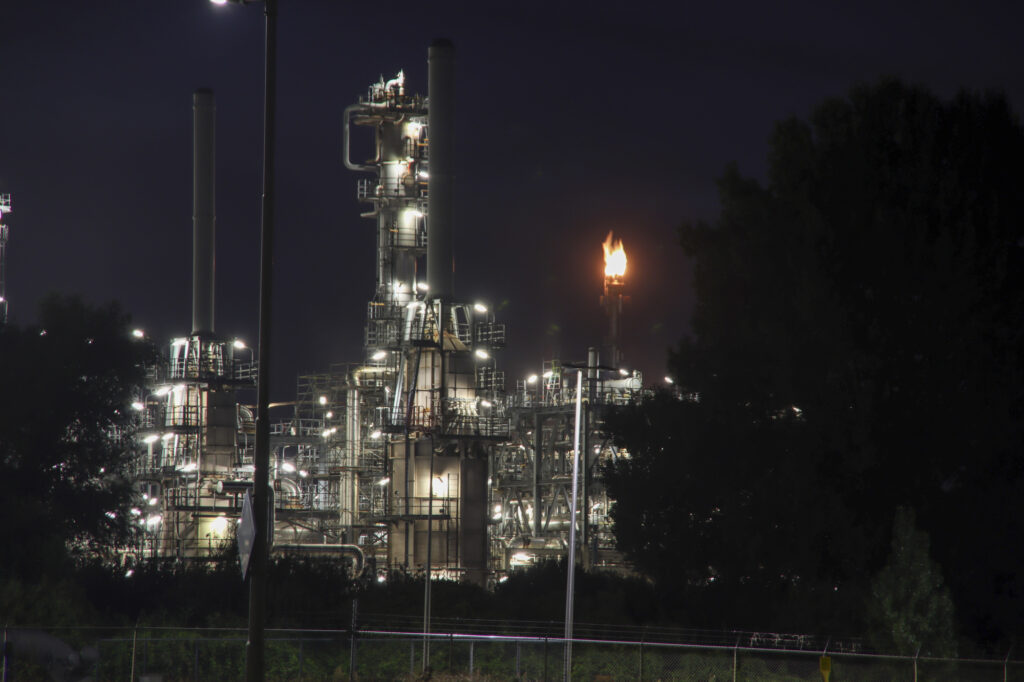 Refinería de BP rotterdam en la noche en Europoort Harbor en los Países Bajos — Foto por cakifoto - Petróleo y Energía Refinería de BP rotterdam en la noche en Europoort Harbor en los Países Bajos — Foto por cakifoto