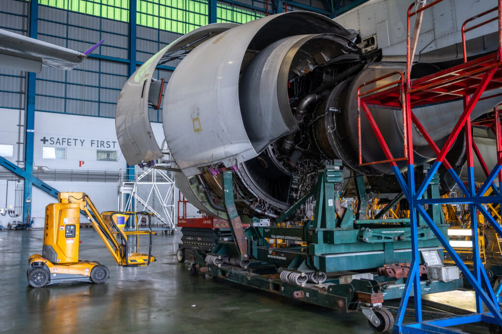 El motor de turbina de gas es una planta de energía de una industria aeronáutica. Depositphotos - Petróleo y Energía El motor de turbina de gas es una planta de energía de una industria aeronáutica. Depositphotos