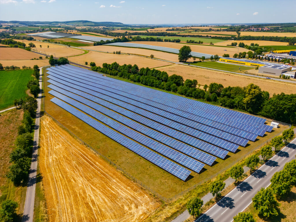 Solar field with solar panels, Depositphotos - Petróleo y Energía Solar field with solar panels, Depositphotos