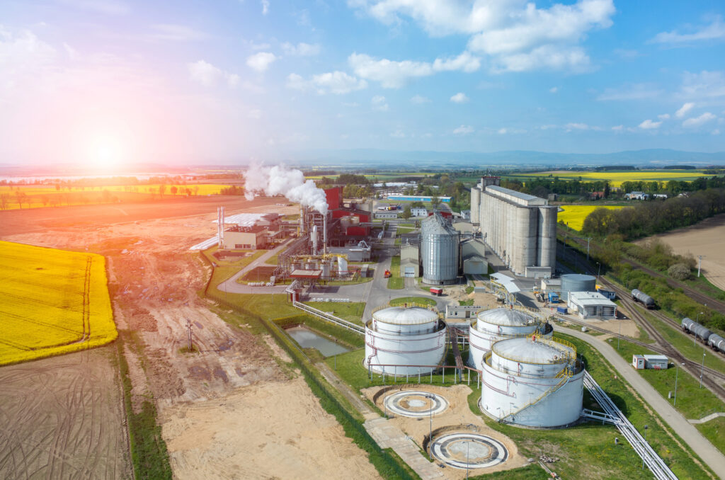 Planta de bioenergía que transforma residuos agrícolas, Depositphotos - Petróleo y Energía Planta de bioenergía que transforma residuos agrícolas, Depositphotos