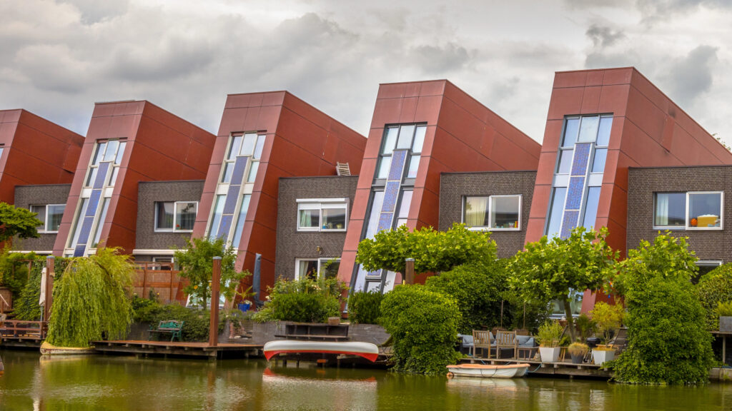 "Casas frente al mar con paneles solares integrados y jardines colgantes en el paseo marítimo en la zona urbana de La Haya, Países Bajos"; Depositphotos - Petróleo y Energía "Casas frente al mar con paneles solares integrados y jardines colgantes en el paseo marítimo en la zona urbana de La Haya, Países Bajos"; Depositphotos