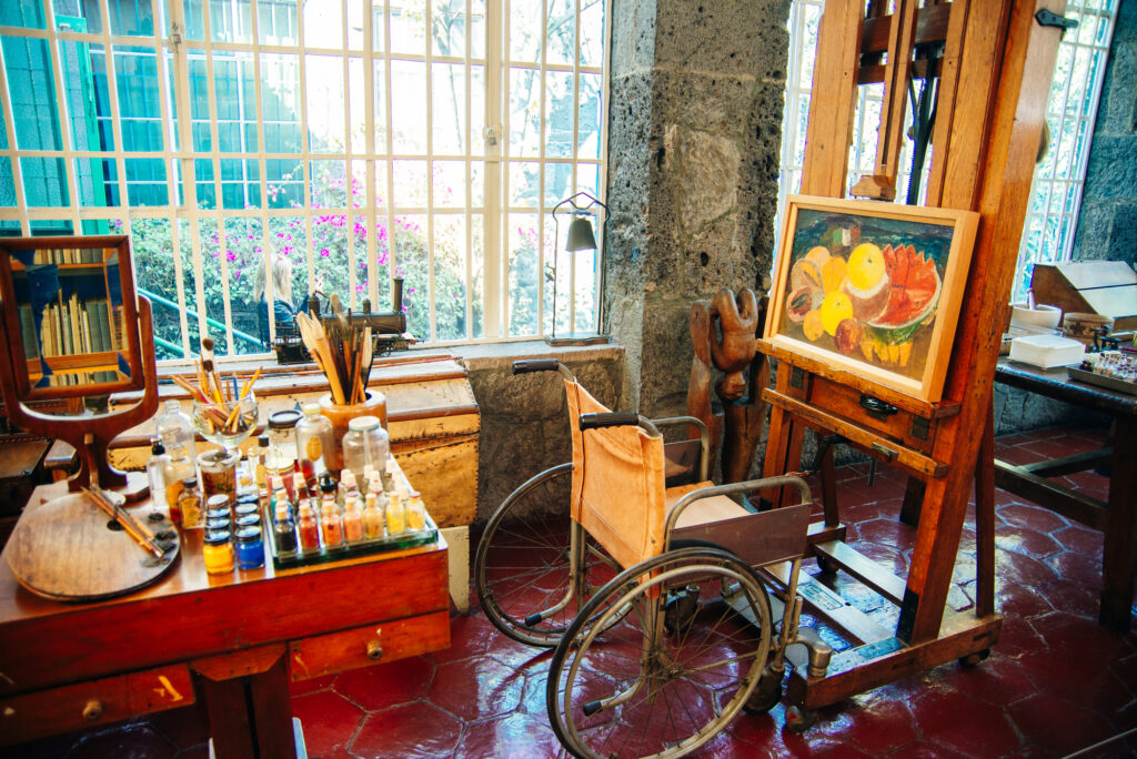 COYOACAN MEXICO - OCT 2019 museum of frida kahlo - Petróleo y Energía Frida Kahlo; Depositphotos