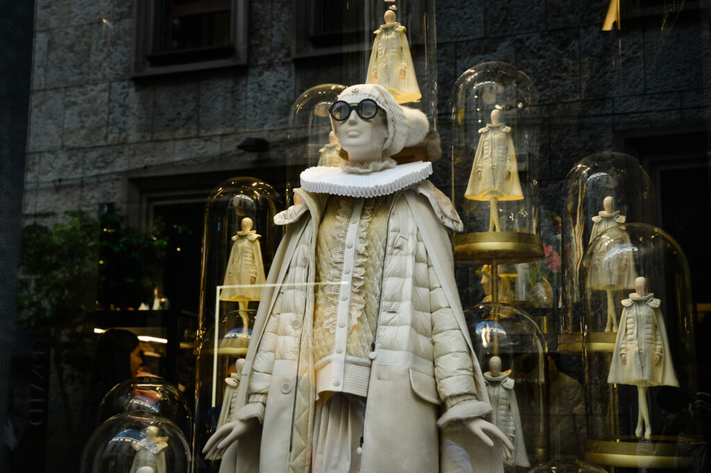 Moncler store in Milan - Petróleo y Energía Moncler store in Milan