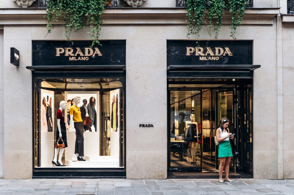 Prada boutique facade and window display on Rue Saint-Honore - Petróleo y Energía Prada boutique facade and window display on Rue Saint-Honore