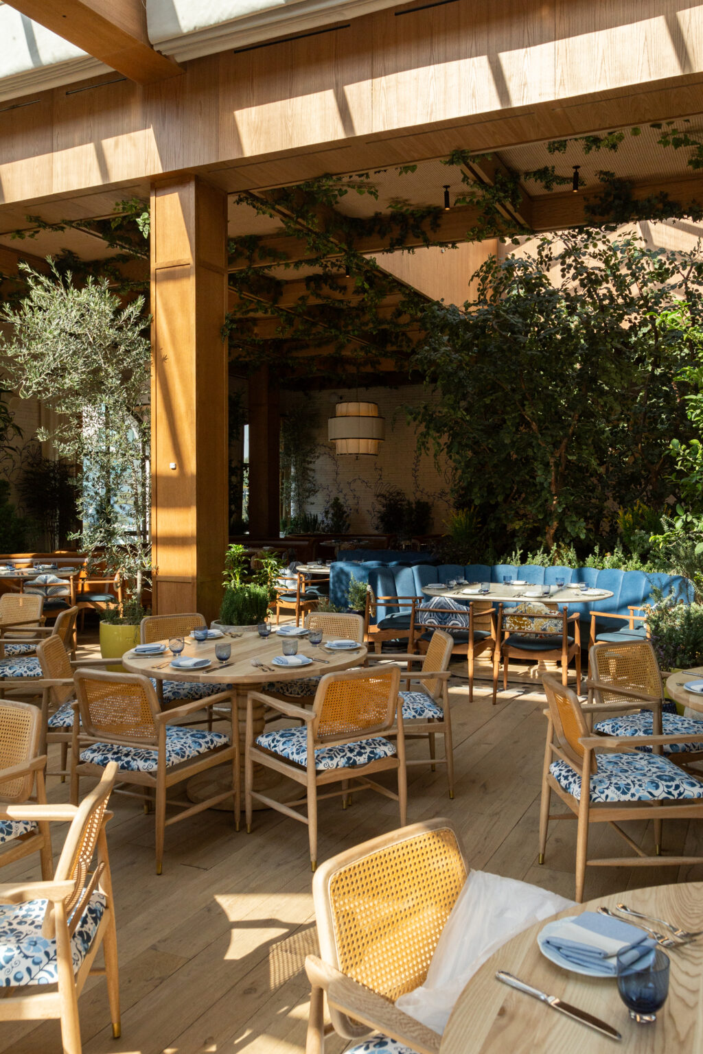 Interior de LAVO Ciudad de México con diseño elegante y ambiente cálido, ideal para cenas de Navidad y celebraciones de Fin de Año. - Petróleo y Energía Interior de LAVO Ciudad de México con diseño elegante y ambiente cálido, ideal para cenas de Navidad y celebraciones de Fin de Año.