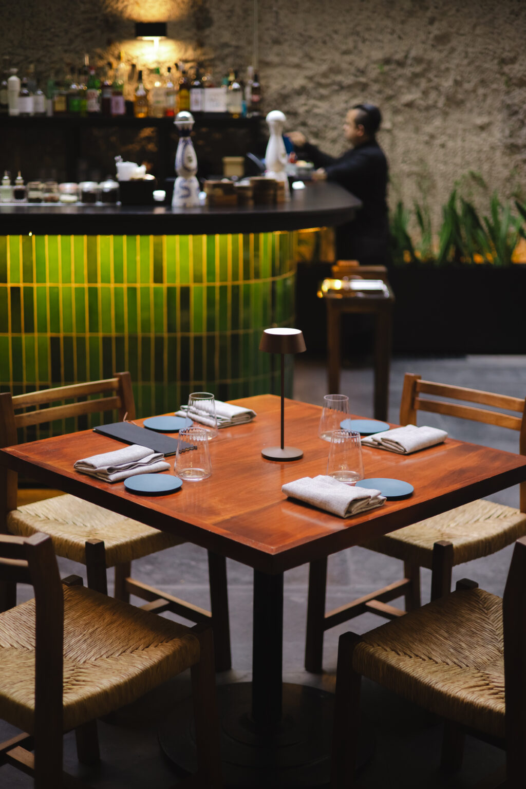 “Interior de Xuna en Casa Izel, Roma Norte: diseño contemporáneo y atmósfera íntima para cocina mexicana de autor”. - Petróleo y Energía “Interior de Xuna en Casa Izel, Roma Norte: diseño contemporáneo y atmósfera íntima para cocina mexicana de autor”.