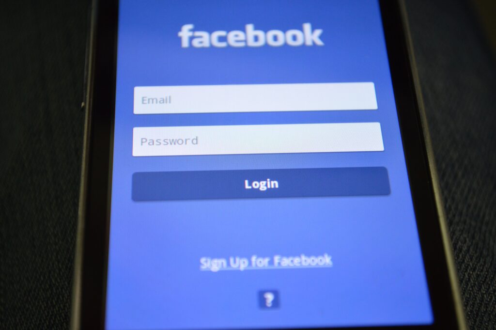 pexels-pixabay-267469 - Petróleo y Energía Facebook login screen on a mobile device: Email and Password fields with a Login button visible.